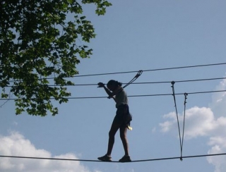  Equilibrista en el curso de aventura en el 65 